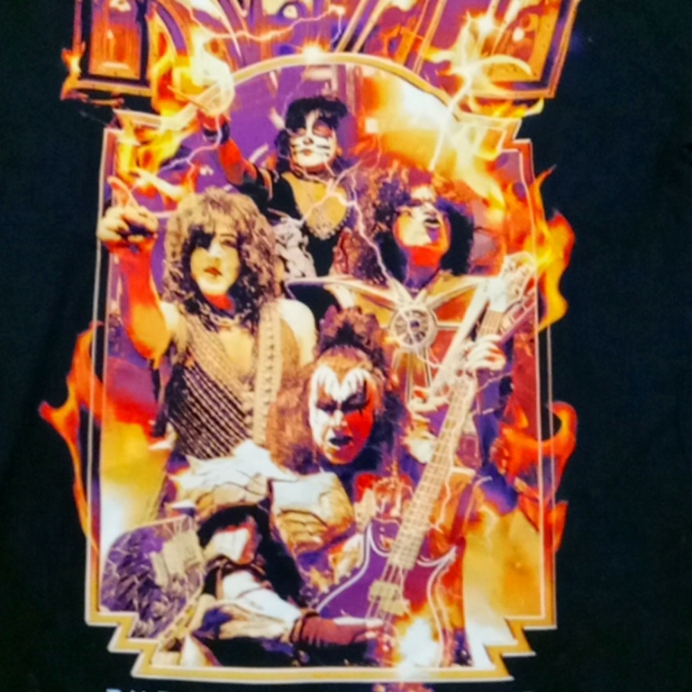 A kiss concert tshirt